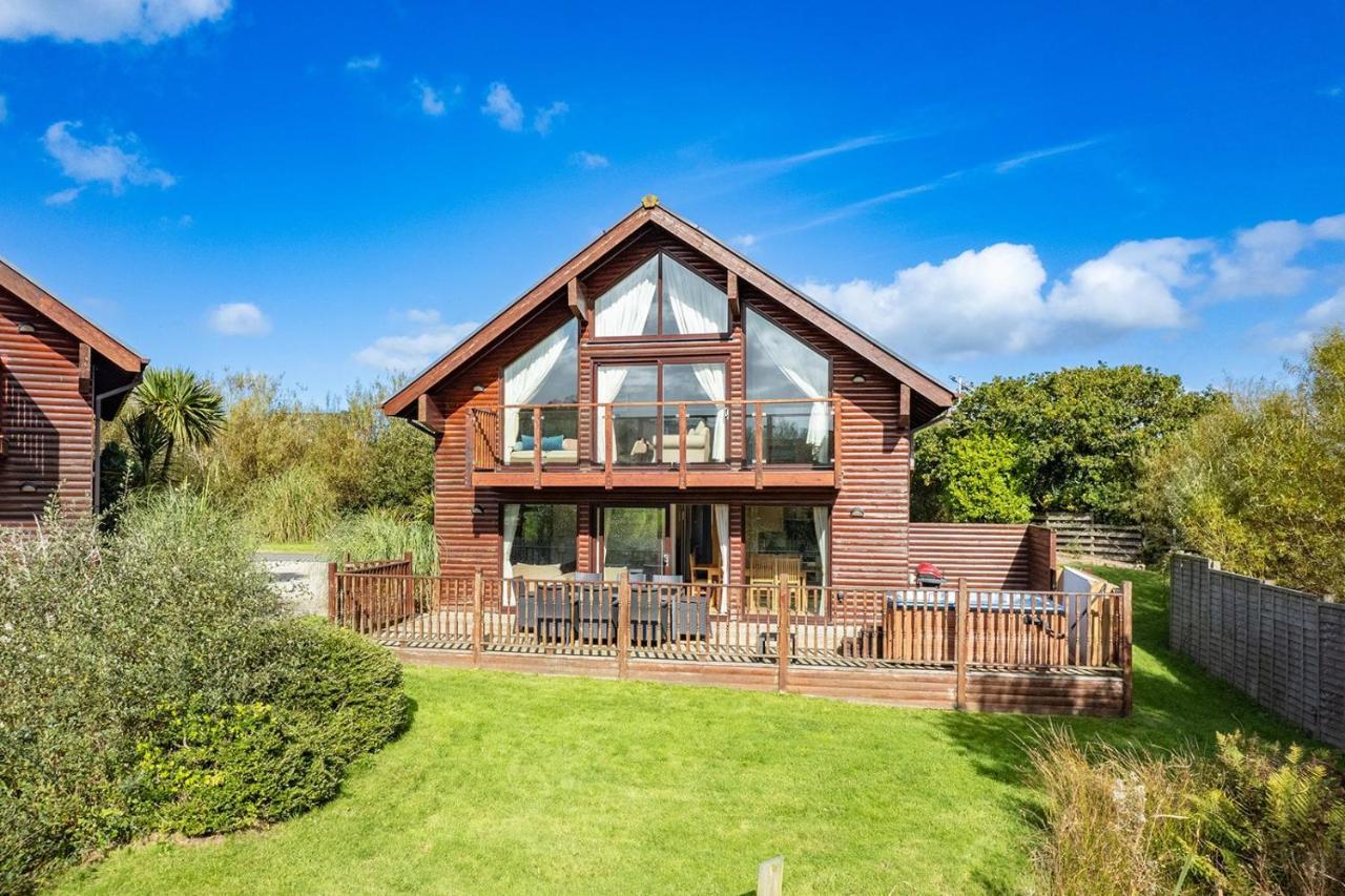 Skylark Sleeps 8 Private Hot Tub & Dogs Welcome Nr Padstow, Resort Pool Bar & Watersports St Columb Major Exterior photo