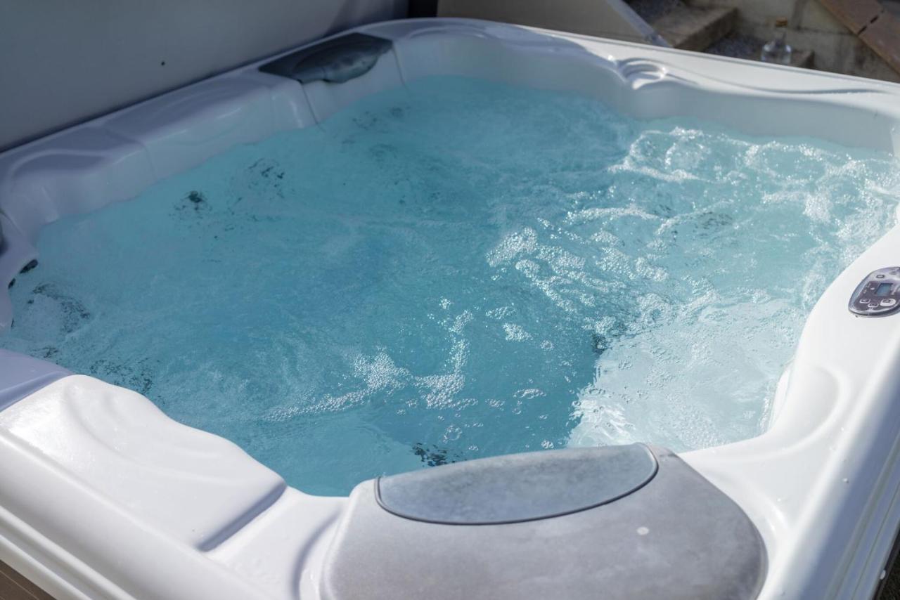Skylark Sleeps 8 Private Hot Tub & Dogs Welcome Nr Padstow, Resort Pool Bar & Watersports St Columb Major Exterior photo